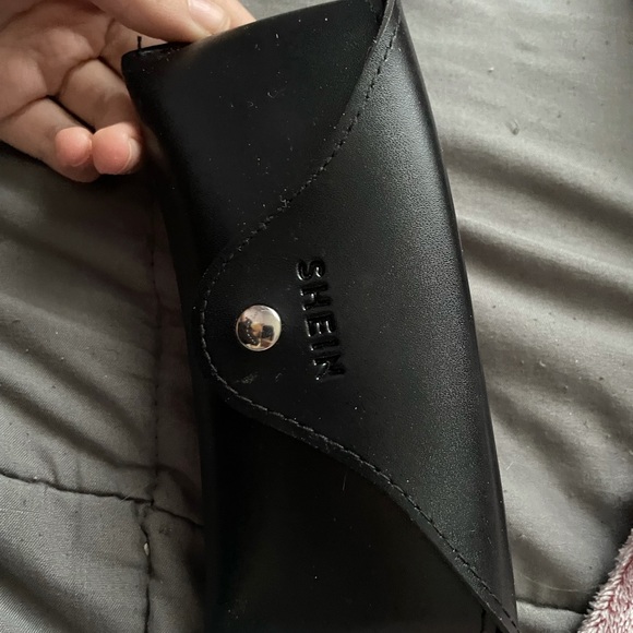 Black big eyed sunglasses - Picture 2 of 2